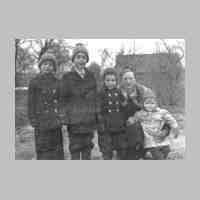 011-0272 Marie-Erika von Frantzius im Winter 1943 mit ihren Kindern..jpg